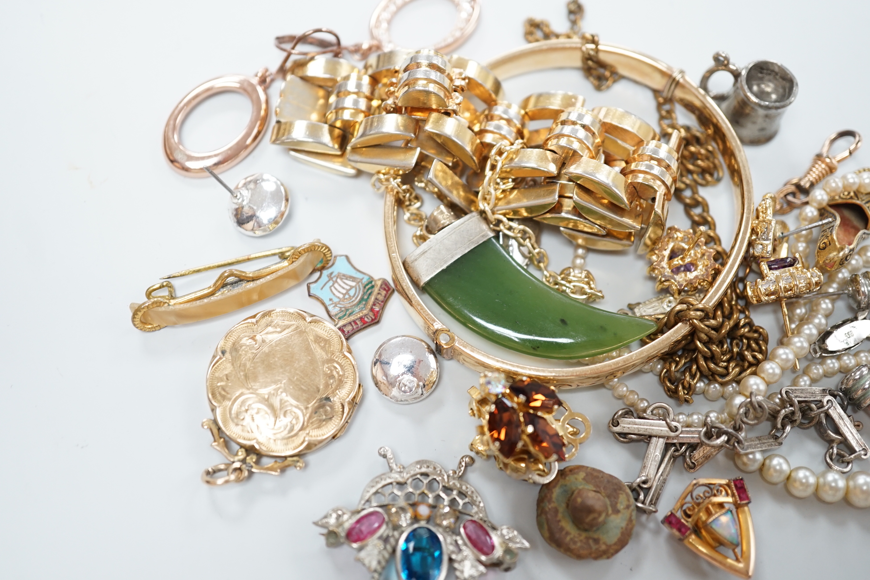 Mixed costume jewellery, including bracelet, earrings, etc.
